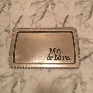 DONATING TODAY🛍Mr and Mrs mud pie platter